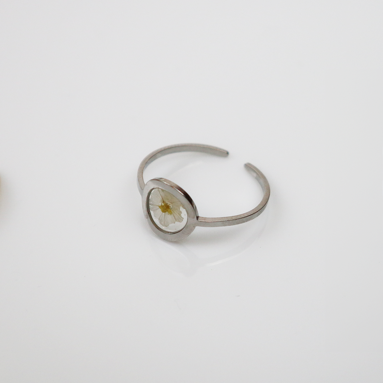 Drupt Ring GeoS Limonium 'diamond wit' Zilver