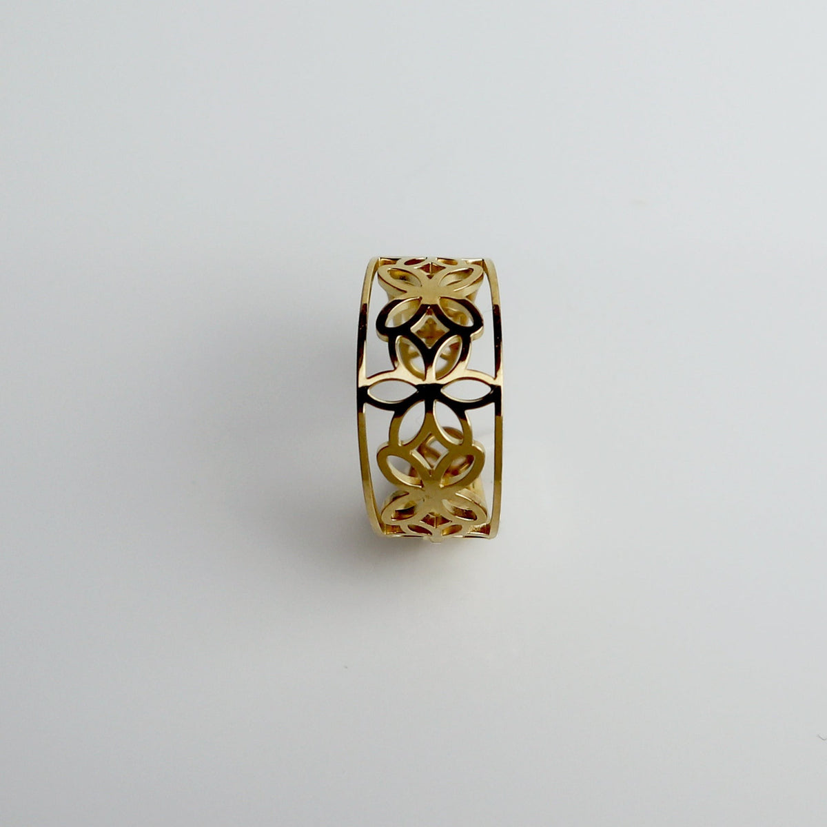 Drupt Bloom ring in goudkleur met een elegant opengewerkt bloemmotief en verstelbaar ontwerp.