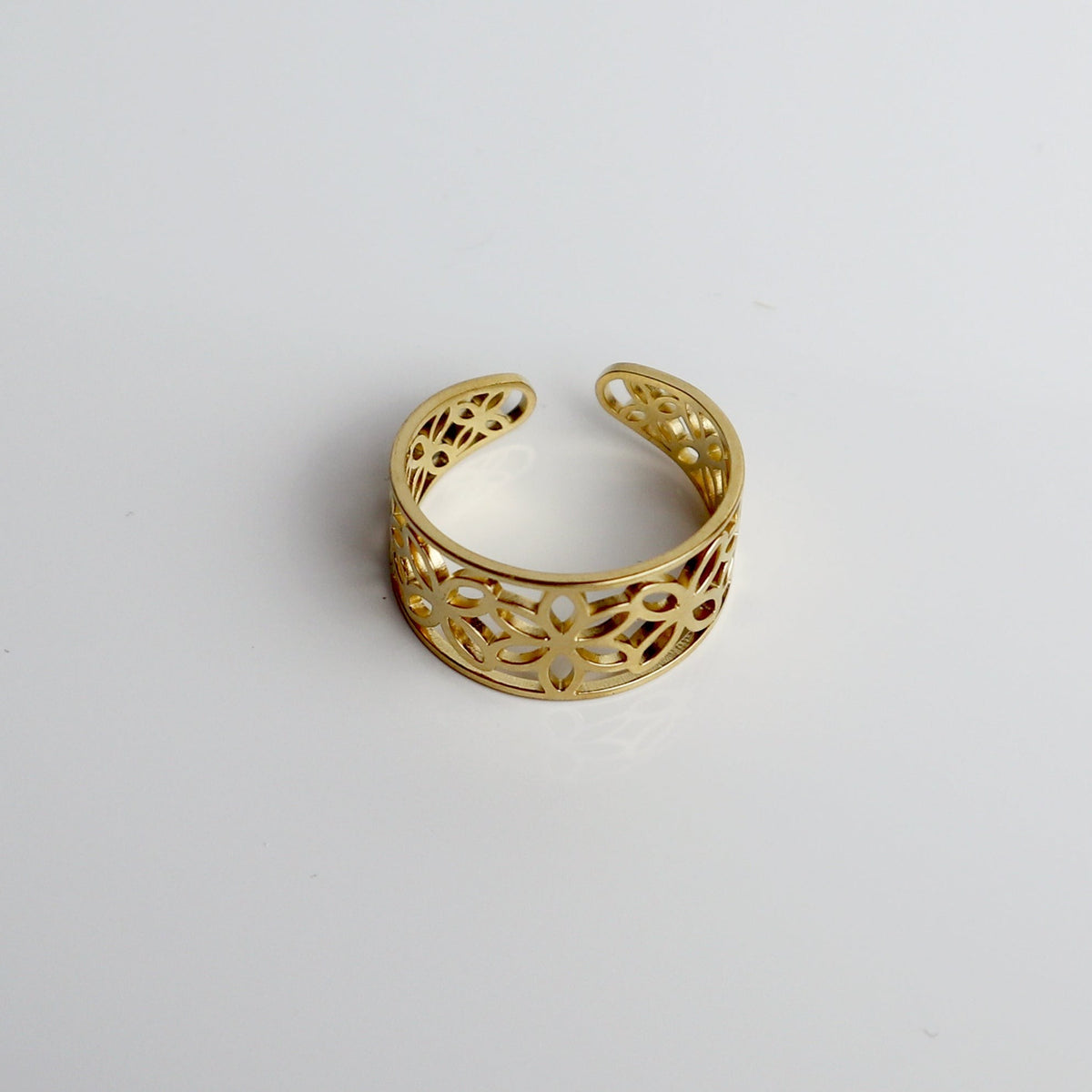 Drupt verstelbare gouden ring met een elegant opengewerkt bloemmotief voor een verfijnde uitstraling.