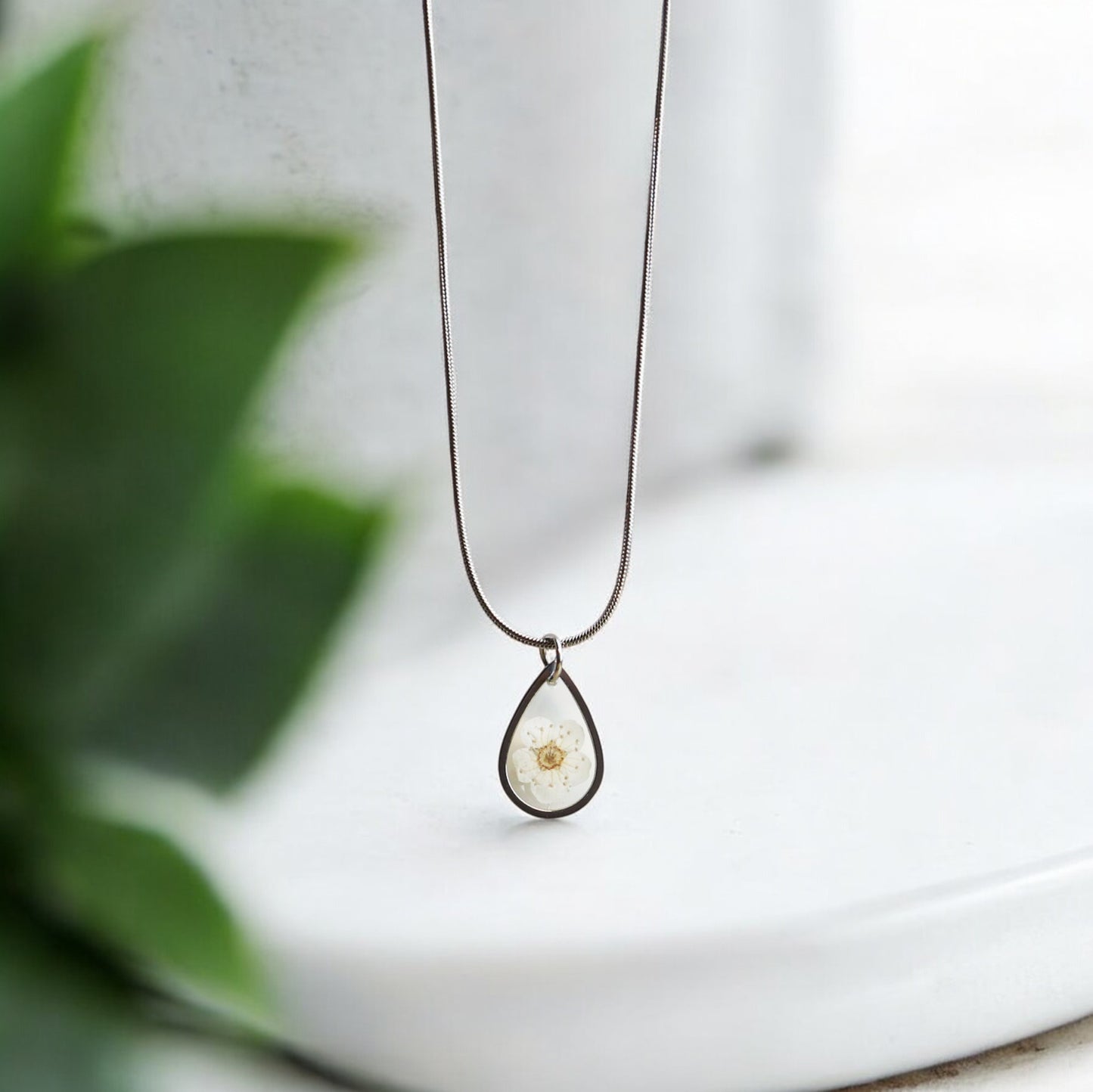 Hanger Drop – Plum Bloesem – Wit – Zilver