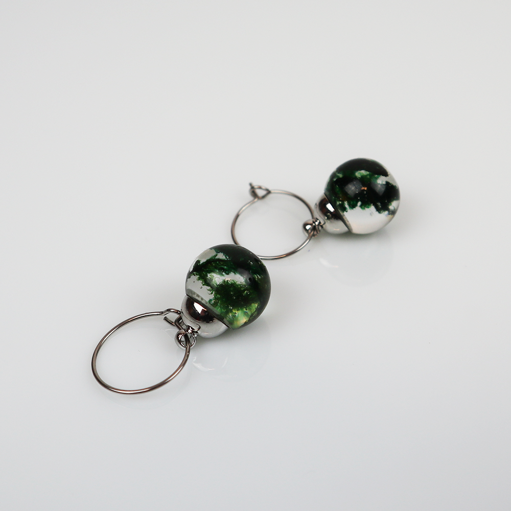 Paar zilveren oorbellen met mos dark green