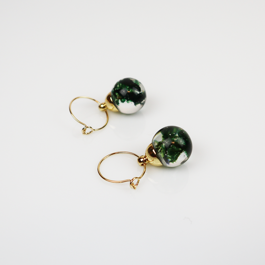 Paar gouden oorbellen met mos dark green