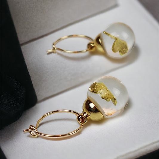 Paar gouden oorbellen met golden butterfly