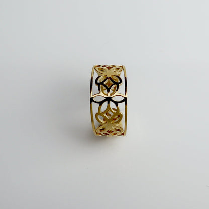 Drupt Bloom ring in goudkleur met een elegant opengewerkt bloemmotief en verstelbaar ontwerp.