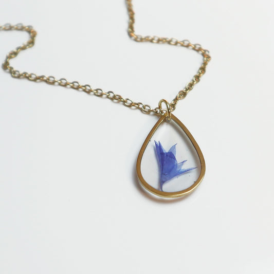 Drupt ketting met minimalistische gouden druppelhanger en een echte blauwe korenbloem in hars