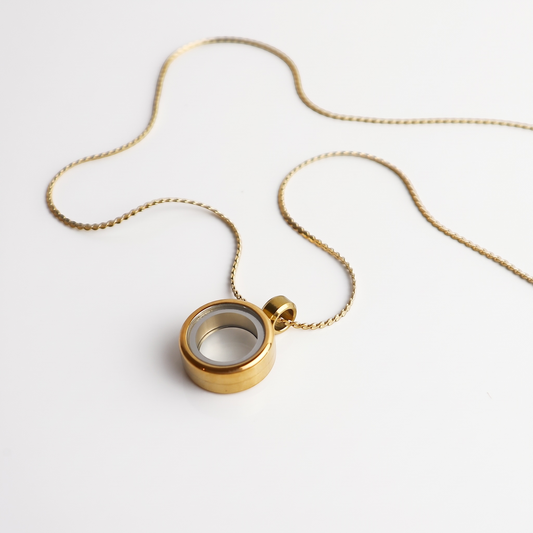 Drupt goudkleurige Koester Hanger ketting met rond medaillon voor persoonlijke aandenkens op een witte achtergrond