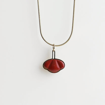 Drupt hanger in de vorm van een rode jaspis klaproos gezet in goud aan een fijne gouden ketting