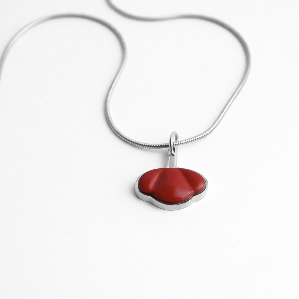 Drupt hanger in de vorm van een rode jaspis klaproos gezet in zilver aan een zilveren ketting.