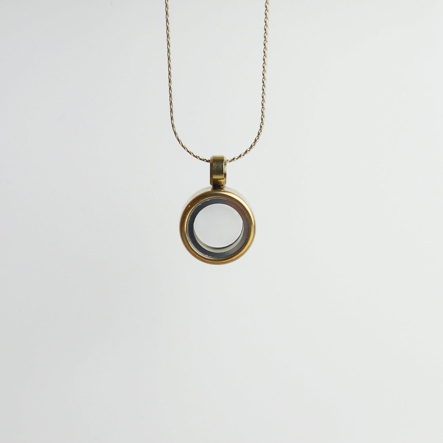 Drupt Koester hanger in goudkleur, een ronde opendraaibare gedenkhanger aan een fijne ketting voor dierbare items.