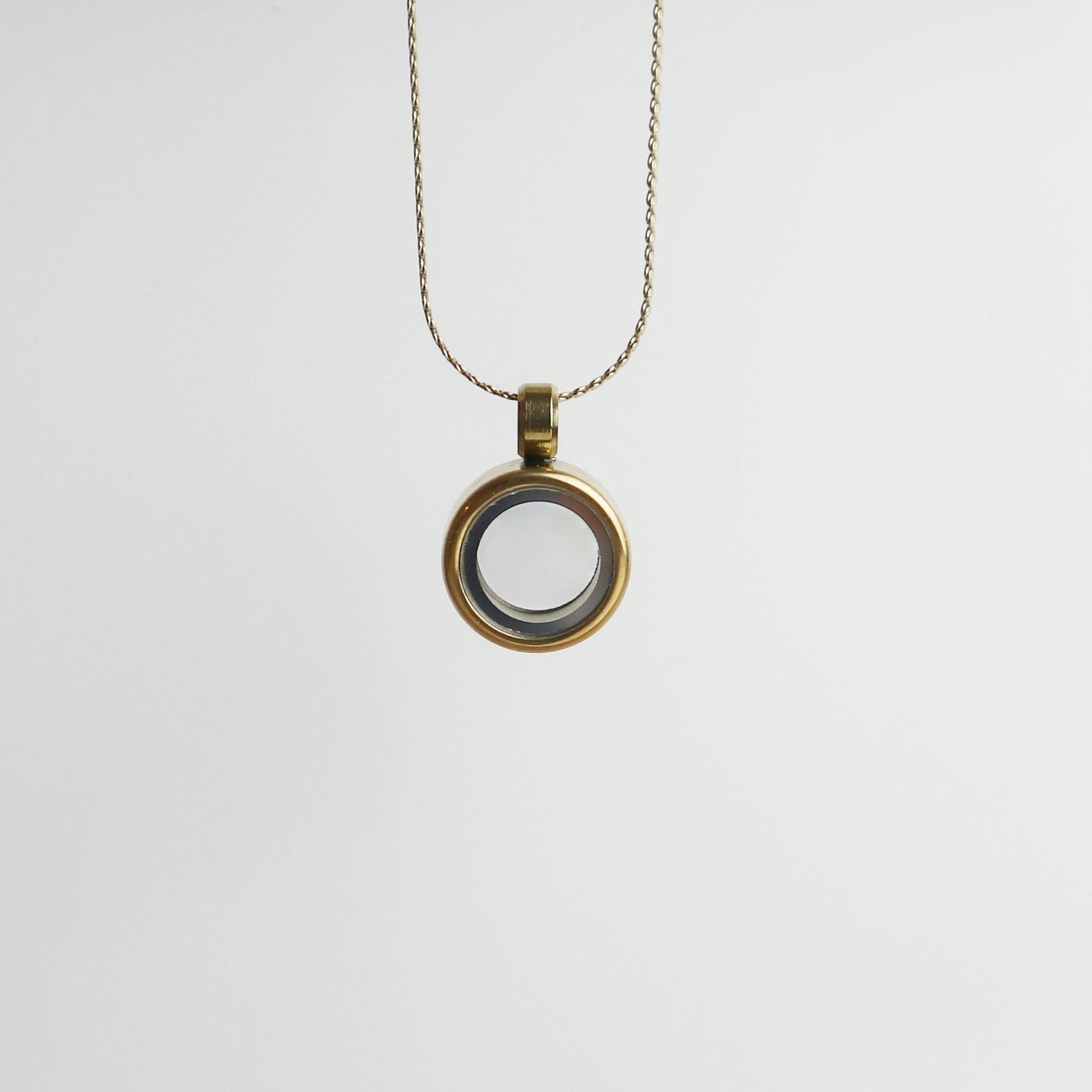 Drupt Koester hanger in goudkleur, een ronde opendraaibare gedenkhanger aan een fijne ketting voor dierbare items.