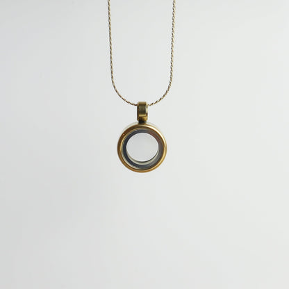 Drupt Koester hanger in goudkleur, een ronde opendraaibare gedenkhanger aan een fijne ketting voor dierbare items.