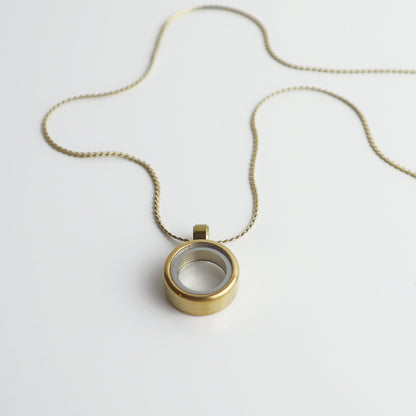 Drupt Koester hanger in goudkleur, een ronde opendraaibare gedenkhanger voor dierbare herinneringen aan een ketting.