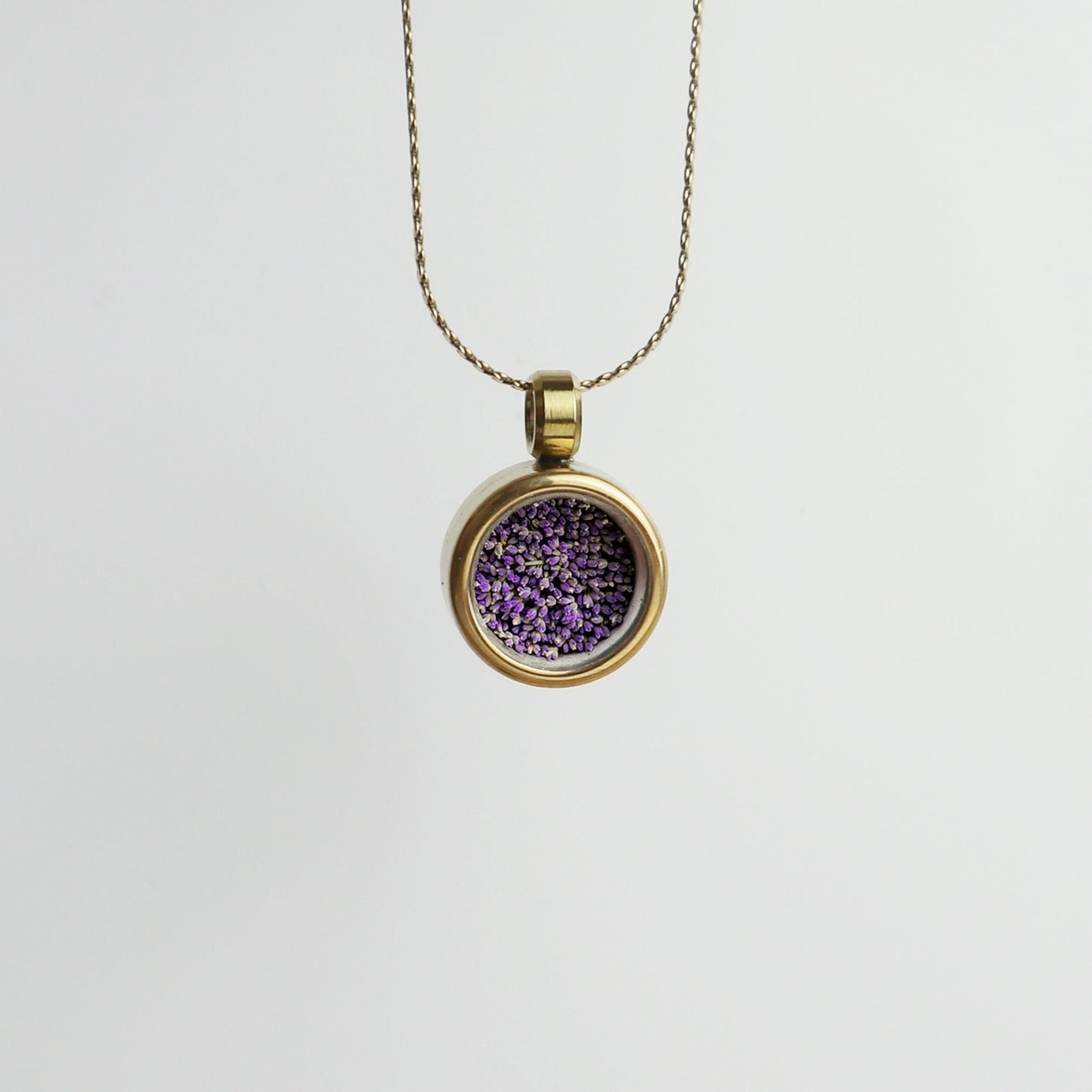 Drupt Koester hanger in goud met paarse gedroogde bloemen in een ronde medaillon ketting
