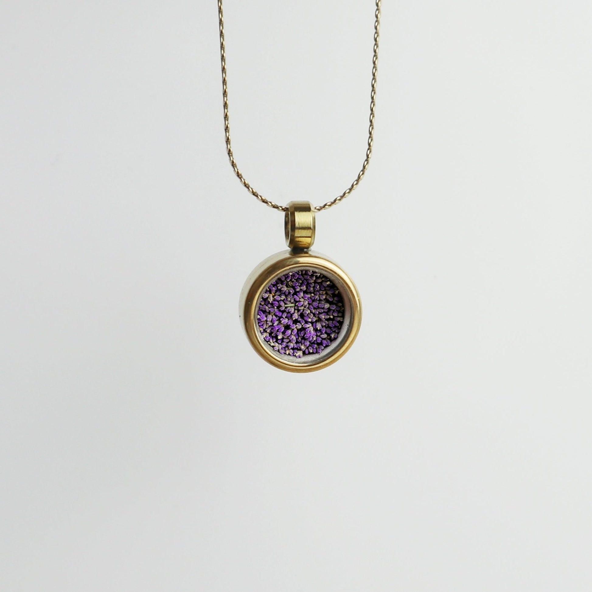 Drupt Koester hanger in goud met paarse gedroogde bloemen in een ronde medaillon ketting