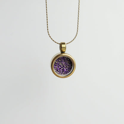 Drupt Koester hanger in goud met paarse gedroogde bloemen in een ronde medaillon ketting