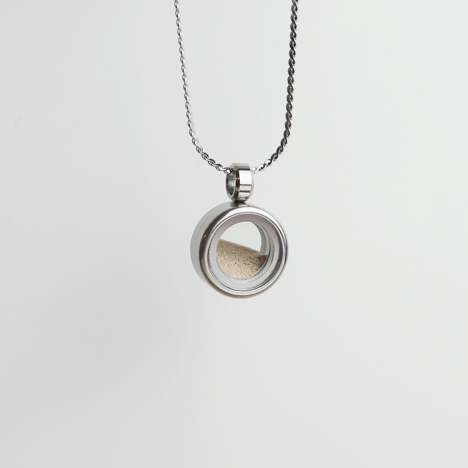 Drupt Koester zilveren hanger met glazen venster gevuld met zand aan een fijne ketting