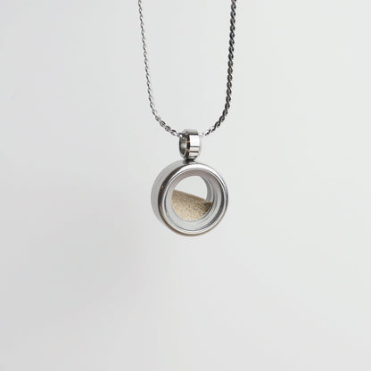 Drupt Koester zilveren hanger met glazen venster gevuld met zand aan een fijne ketting