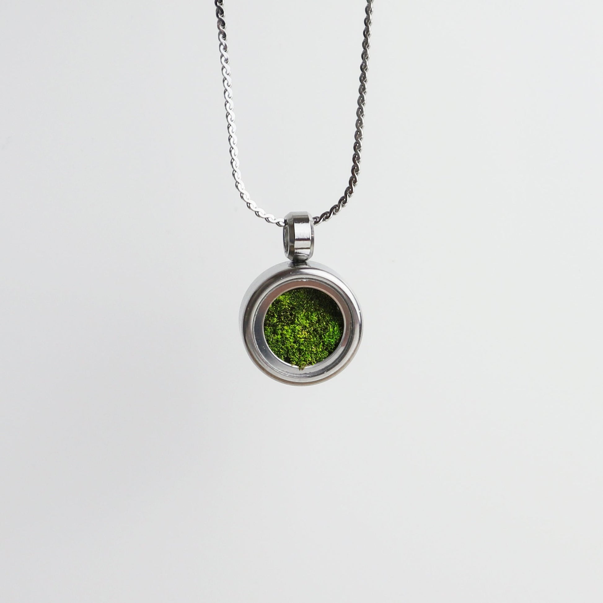 Drupt Koester zilveren hanger met groene inhoud aan een fijne ketting voor dierbare herinneringen