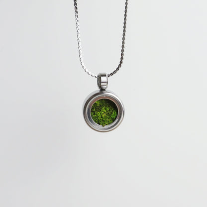 Drupt Koester zilveren hanger met groene inhoud aan een fijne ketting voor dierbare herinneringen