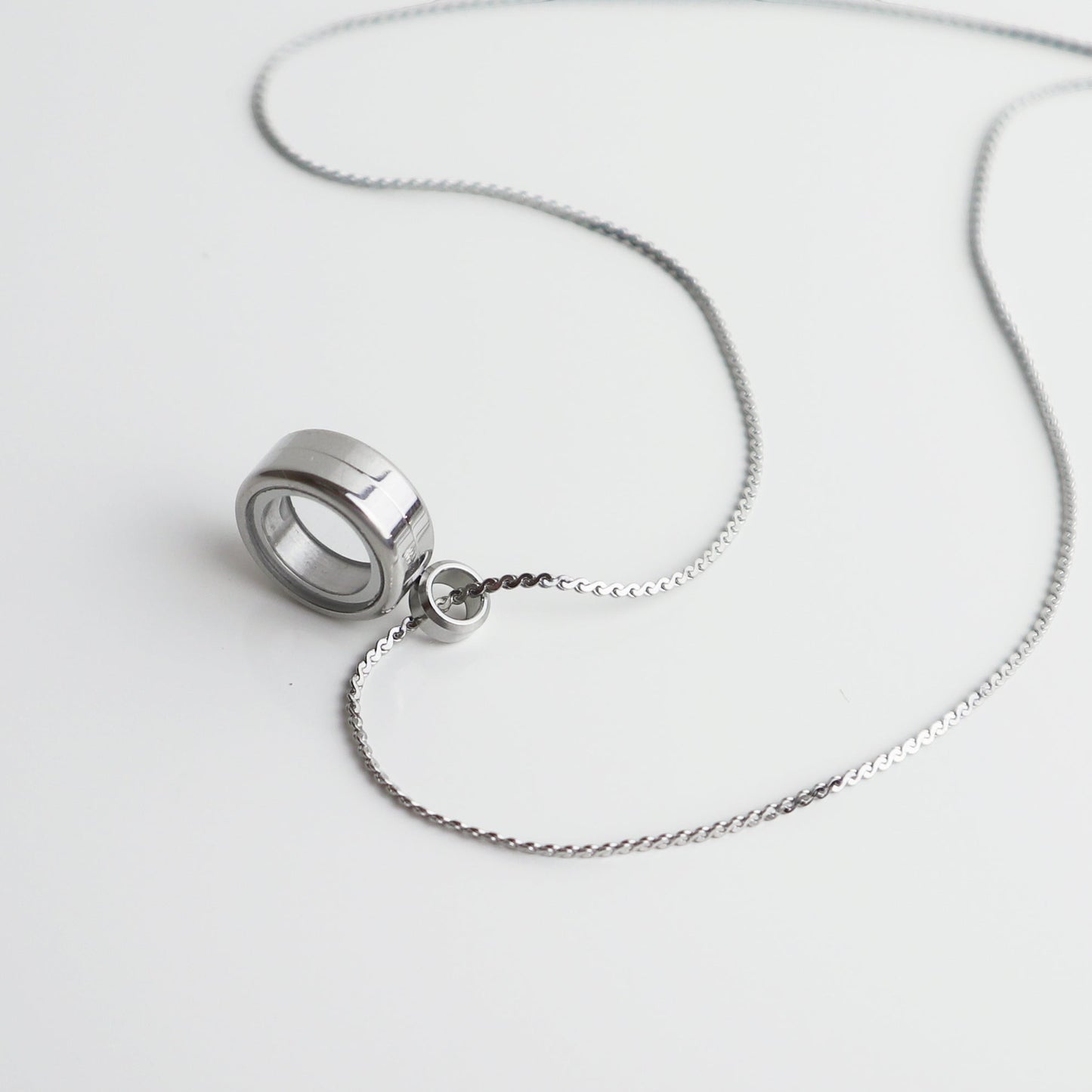 Drupt Koester zilveren hanger aan een fijne ketting voor het bewaren van persoonlijke herinneringen