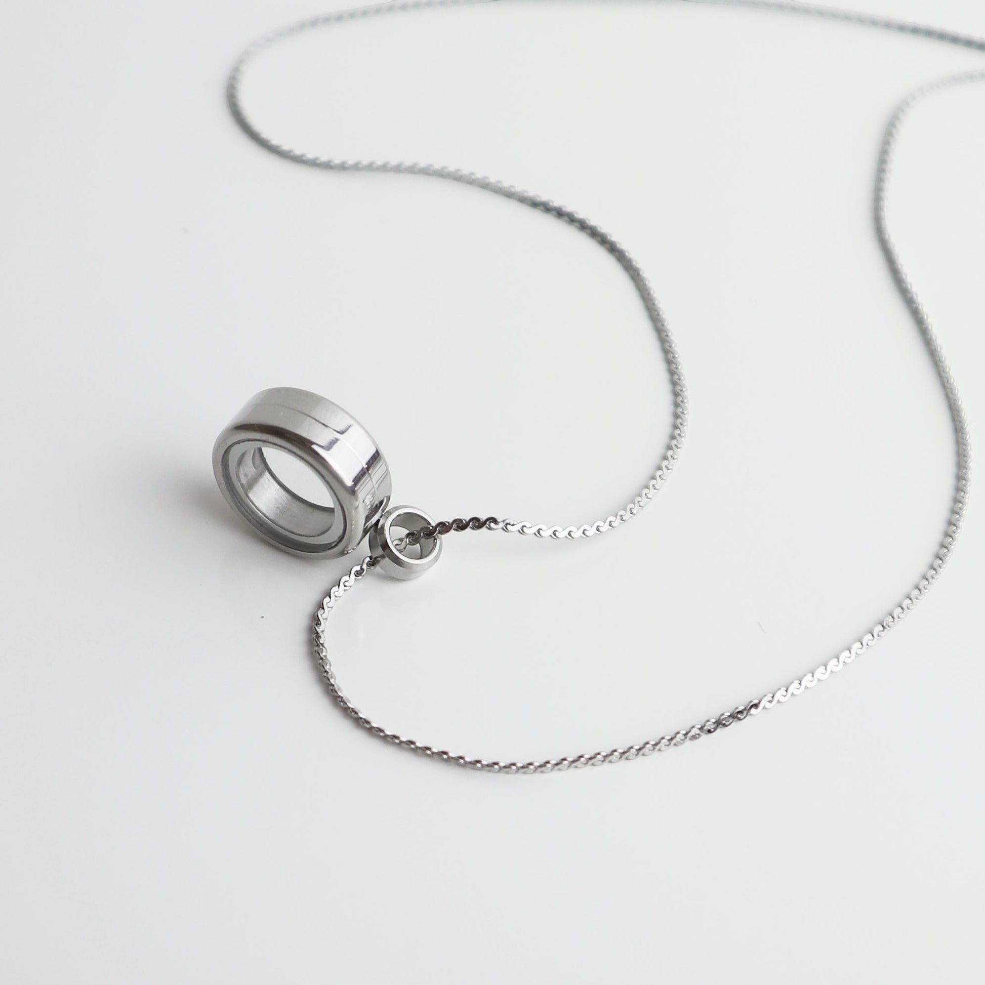 Drupt Koester zilveren hanger aan een fijne ketting voor het bewaren van persoonlijke herinneringen