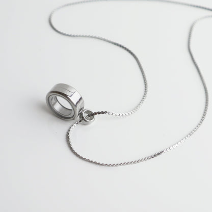 Drupt Koester zilveren hanger aan een fijne ketting voor het bewaren van persoonlijke herinneringen