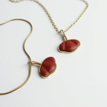 Drupt hanger in de vorm van een rode jaspis klaproos gezet in goud aan een fijne gouden ketting
