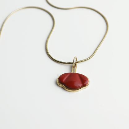Drupt hanger in de vorm van een rode jaspis klaproos gezet in goud aan een fijne gouden ketting