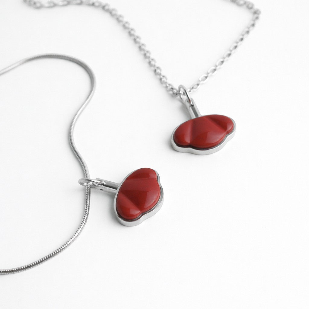 Drupt hanger in de vorm van een rode jaspis klaproos gezet in zilver aan een zilveren ketting
