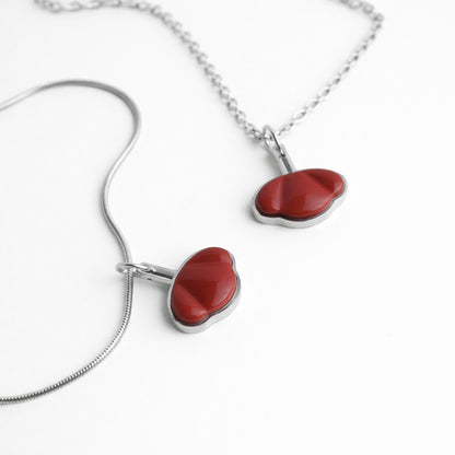 Drupt hanger in de vorm van een rode jaspis klaproos gezet in zilver aan een zilveren ketting
