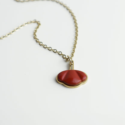 Drupt hanger in de vorm van een rode jaspis klaproos gezet in goud aan een fijne gouden ketting