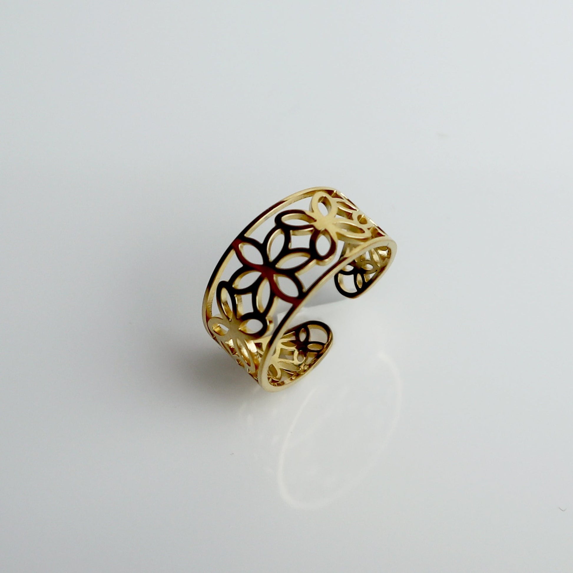 Drupt verstelbare goudkleurige ring met elegant opengewerkt bloemmotief voor een verfijnde uitstraling.