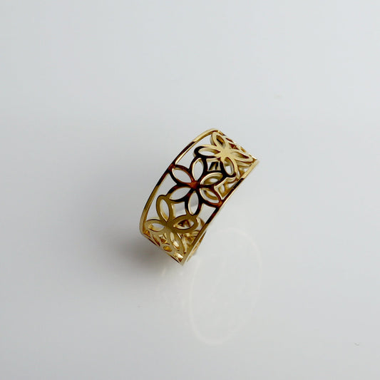 Drupt verstelbare goudkleurige ring met elegant opengewerkt bloemmotief voor een verfijnde uitstraling.