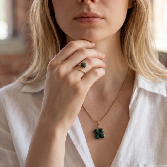 Jade Klaver Set – Ring, Hanger & Ketting (Goud)